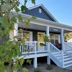 Private Retreat Bungalow-One Level, 2 blocks from Beach w/Porch & Deck