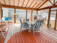 New! Stylish downtown home w/awesome outdoor area!