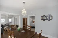 Blue Bungalow with 2 bedrooms, WiFi, AC in peaceful South Bend