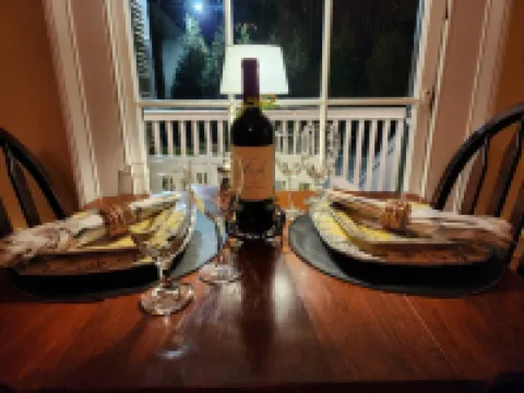 Historic Home, Sleeps 10, Vir 2 Miles,Hyco Lake 8 mi., Fire Pit, Historic Milton