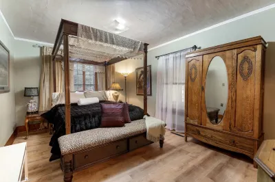 Historic River Front Farmhouse Near Wineries-Private waterfront! Winery tour!
