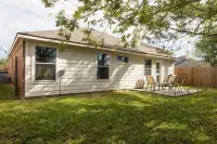 Cozy Home with Oversized King Suite, 15 min to IAH Hotels near Bordersville Park