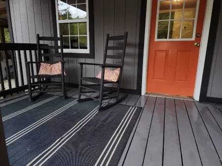 Curve Cottage located on The Rattlesnake 192 just outside of Somerset.