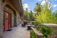 Flagstaff Retreat w/Mountain Views: Fire Pit, Hot tub, Fireplace, Near Snowbowl