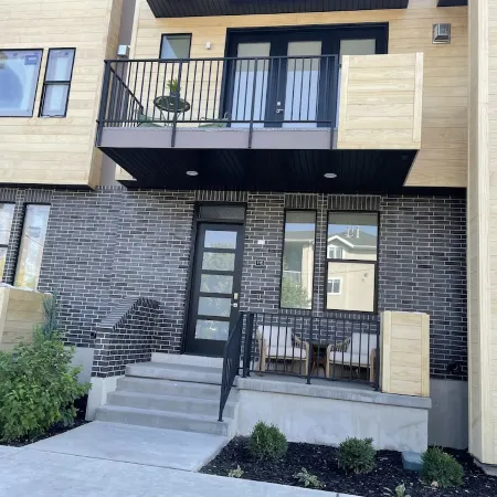 Luxury Downtown Spacious 3 bedroom New Townhome