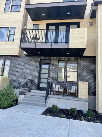 Luxury Downtown Spacious 3 bedroom New Townhome