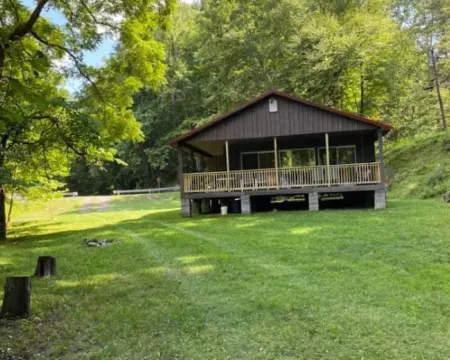 cabin on a stream Pendleton County otelleri