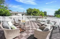 Cozy cottage with rooftop deck, fire pit, hot tub & community boat dock and cove