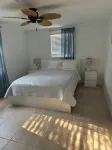 Comfortable 3-bedroom home with WiFi and AC in Englewood, 3.5 mil. to beache
