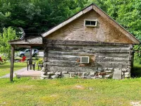 Quaint old fashioned cabin, Loft, Grill, Fire Pit!