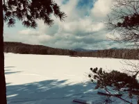 All season vacation rental steps to Moores pond. Great for family  sun and fun