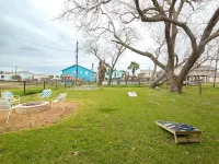 Spacious Vacation Home: Sleeps 16, 1/2 mi to Beach & Boat Ramp - Family Friendly Hotels in Port O'Connor