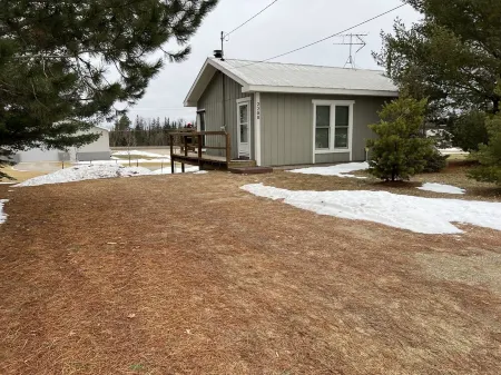 Cozy Cabin, View of Boyne Mountain! Skybridge, Snowboard, Ski, Golf, Bike, Hike!