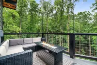 Family Cabin! Hot Tub+Firepit,Dollywood, Mini Golf-