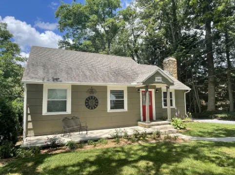 Lovely cottage in downtown Brevard.