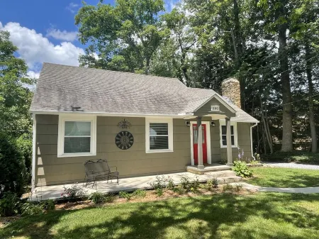 Lovely cottage in downtown Brevard.