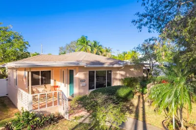 Historic bungalow, heated pool, cabana, arcade, on park, beach 5 min, dogs ok. Hotels in Downtown Hollywood