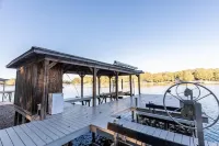 Luxury Lakefront Getaway on Beautiful Lake Sinclair