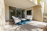 Walk distance to Old Town Scottsdale. Heated pool,spa,ground lvl unit,Maya Codos