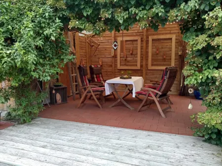 You will find a peaceful idyll and relaxation here in the Apartment-Feldsteingarten.