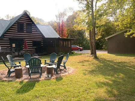 Beautiful 12 acre retreat with game room - great for families!