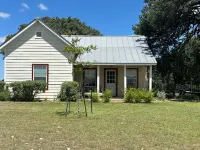We're Back! Charming Cottage on 3 Acres-2 Min to Main Street.  WiFi, Pool, Grill
