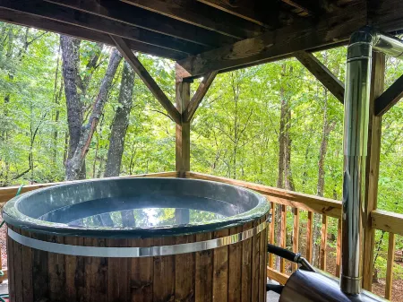 BLVE Cabin w/ Hot Tub in Mountains Near Bushkill Falls VIEWS