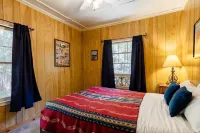 IdyllAway Vintage Cabin - Kid Friendly Sledding Cul-de-Sac!
