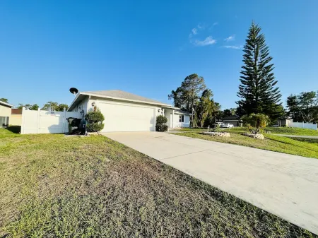 South Florida Heaven! Private Pool! 3BD 2BA! Pets OK! 20 minutes to the beach!