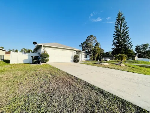 South Florida Heaven! Private Pool! 3BD 2BA! Pets OK! 20 minutes to the beach! Hotels in North Port