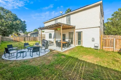 Spacious 5-bedroom house in charming Cypress - Hot Tub - Game Tables - Office Hotels near At Home