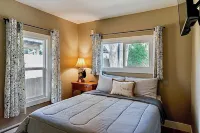 -JD’s Downtown Coeur d’ Alene Cottage-Minutes from the lake and Pet Friendly! Hotels near JCPenney