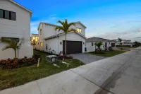 Brand New Luxury Lagoon Home, near beach & IMG! IMG Academy Golf Club 주변 호텔