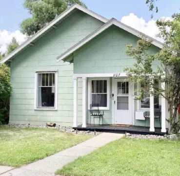 Charming home- Downtown Cody - Sleeps up to 9! Detached GAME ROOM with bed!