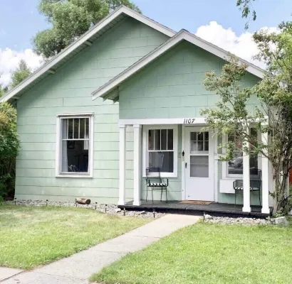 Charming home- Downtown Cody - Sleeps up to 9! Detached GAME ROOM with bed!