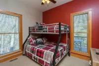 Unique Massanutten Lodge, Hot Tub, Game Room w/foosball and Gorgeous Views!!