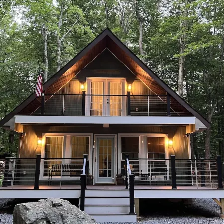 Cozy 3 Bedroom Chalet with Hot Tub