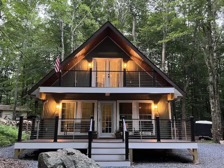 Cozy 3 Bedroom Chalet with Hot Tub