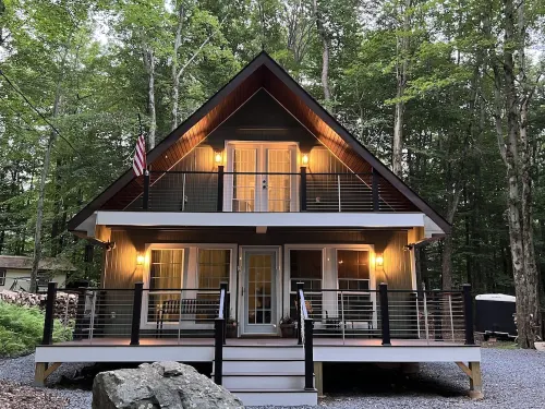 Cozy 3 Bedroom Chalet with Hot Tub - Chalets