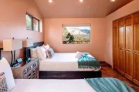 Zen Retreat, Amazing Views, Minutes to Attractions Subway Cave附近的飯店