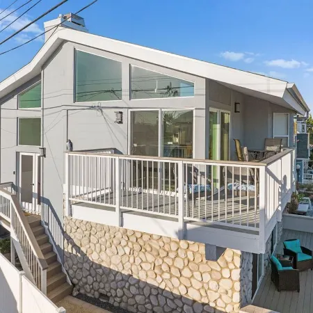Remodeled beach house, 3-minute walk to sand, Main St. restaurants and shopping