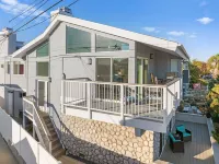 Remodeled beach house, 3-minute walk to sand, Main St. restaurants and shopping - Wifi