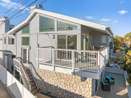 Remodeled beach house, 3-minute walk to sand, Main St. restaurants and shopping