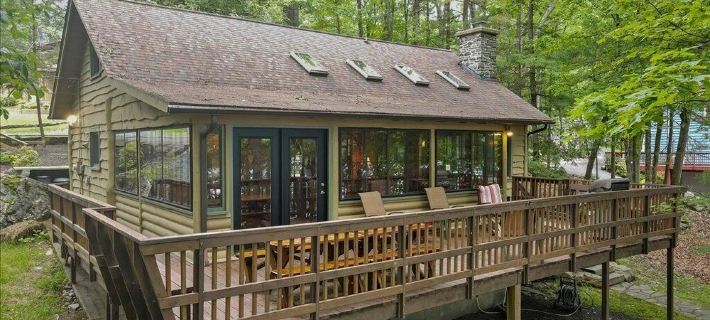 Sunny Point Lake Wallenpaupack Lakefront  with Private Dock - 4 Bedroom Sleeps 9 Hotels in Wayne County