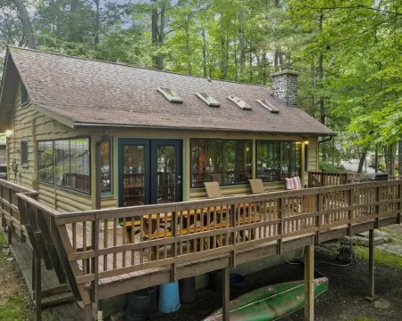 Sunny Point Lake Wallenpaupack Lakefront  with Private Dock - 4 Bedroom Sleeps 9 Hotels in Paupack Township