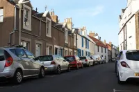 Vintage Beach House - a calm, stylish space by the beach. Hotels in Leven