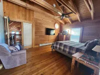 Ski-in Ski-Out Log Home - Right on Headin' Home Ski Run/Bike Tr w/ Hot Tub