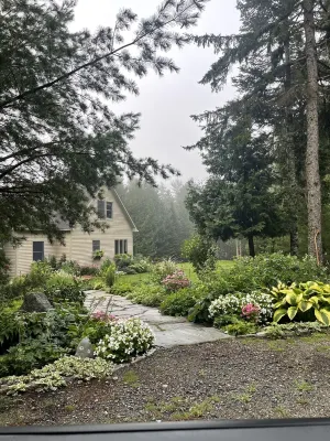 Charming and cozy apartment nestled in the woods. Các khách sạn gần Carriages of Acadia