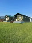Flo’s Cabin at Grans – Flathead Lakefront, Firepit, Dock, Kayaks, Pet Friendly.