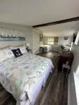 Direct Lakefront Cottage, Modern 2-bedrm Cottage in Point Breeze with WiFi & AC